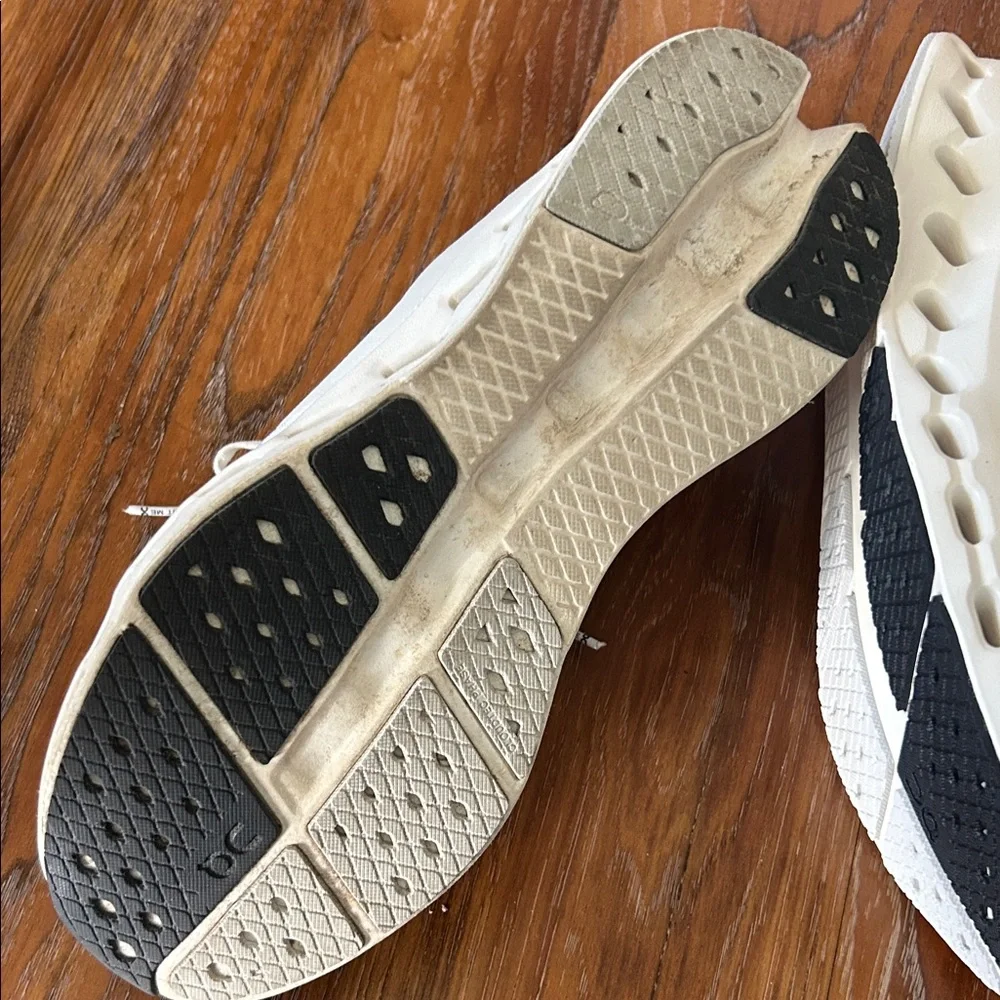 On Running mens Cloudsurfer sz 11 - Picture 2 of 3